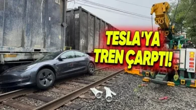 Tesla Model 3, Otonom Sürüşteyken Tren Raylarına Sıkıştı!