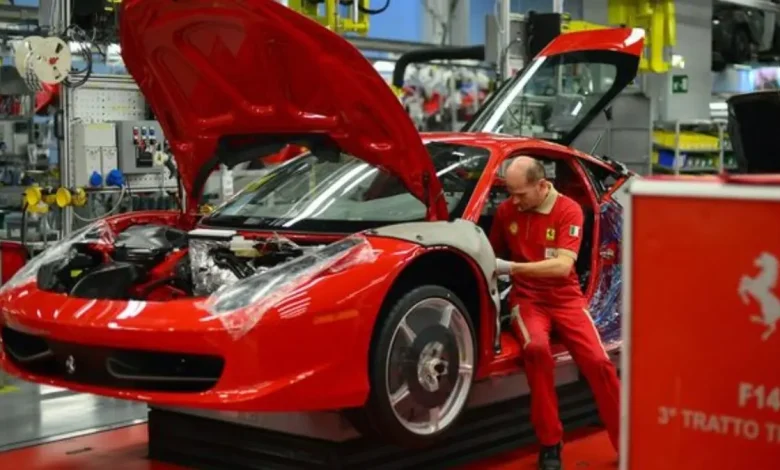 Lüksün ve Özenli İşçiliğin Sınırlarını Zorlayan Bir Ferrari’yi Yapmak Ne Kadar Süre Alıyor? Zanaatkârlar Kendi Elleriyle İşliyor! 1 Lüksün ve Özenli İşçiliğin Sınırlarını Zorlayan Bir Ferrari’yi Yapmak Ne Kadar Zaman Alıyor? Zanaatkârlar Kendi Elleriyle İşliyor!